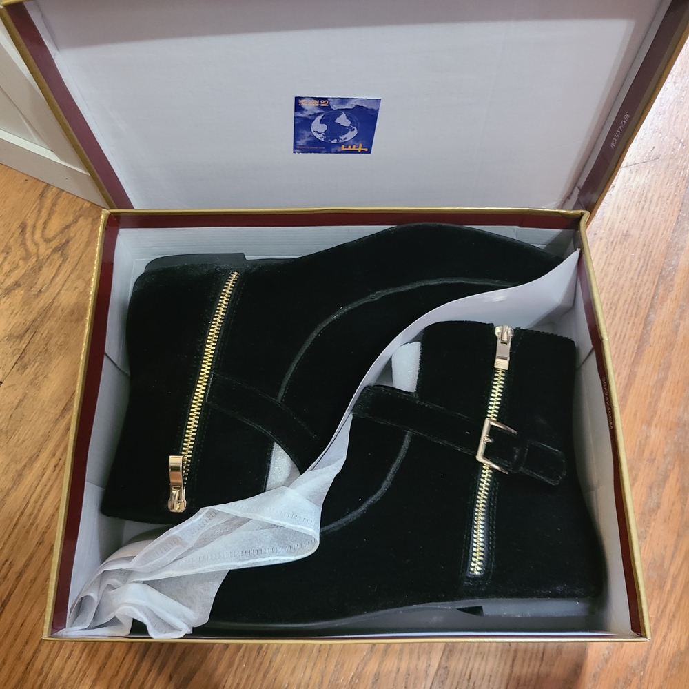 Laxies Black Velvet Ankle Boots size 11 Excellent Condition